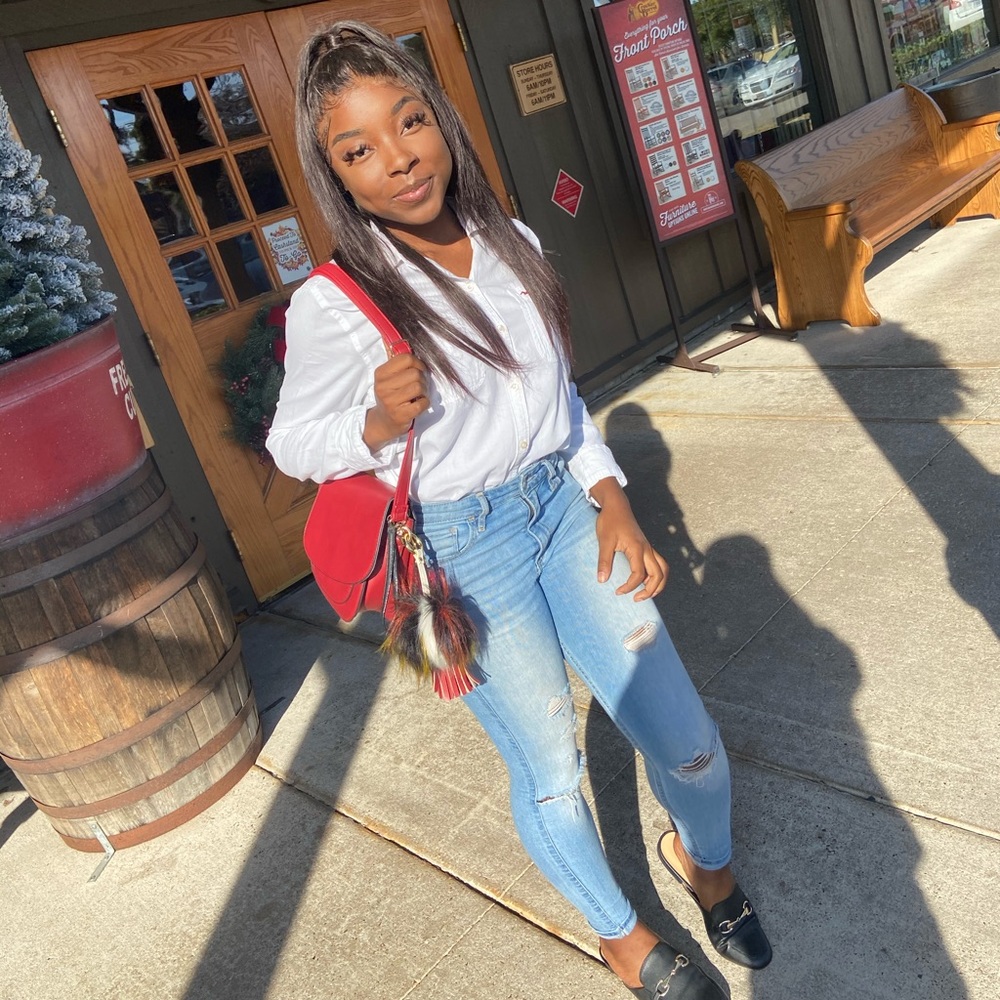 Meet your Posher, Amira